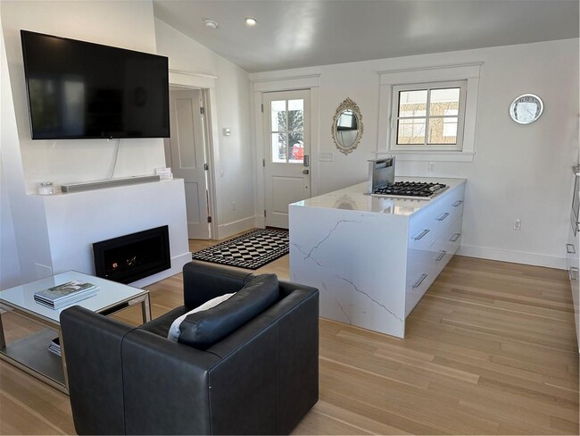 Building Photo - 76 Memorial Blvd Rental