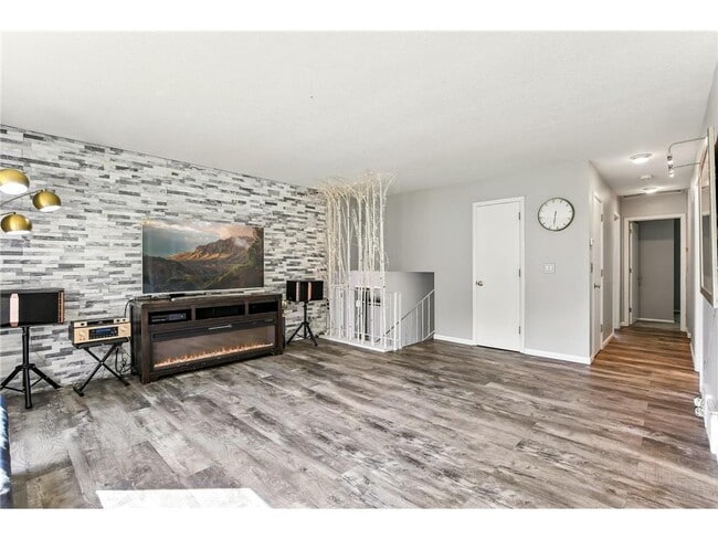 Photo - 455 Black Oaks Ln N