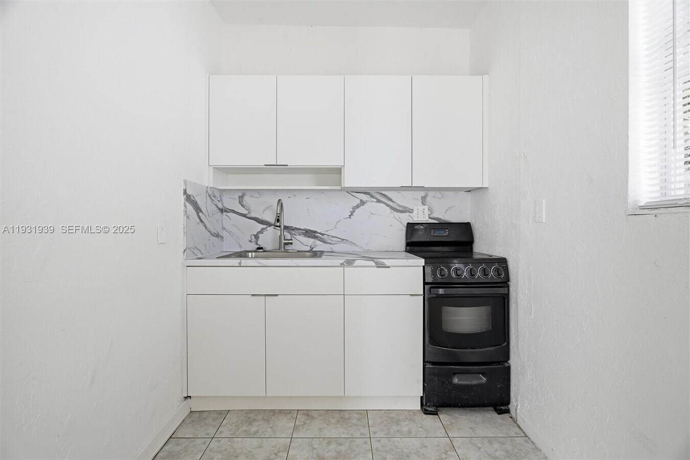 Photo - 465 NE 165th St Unidad 2