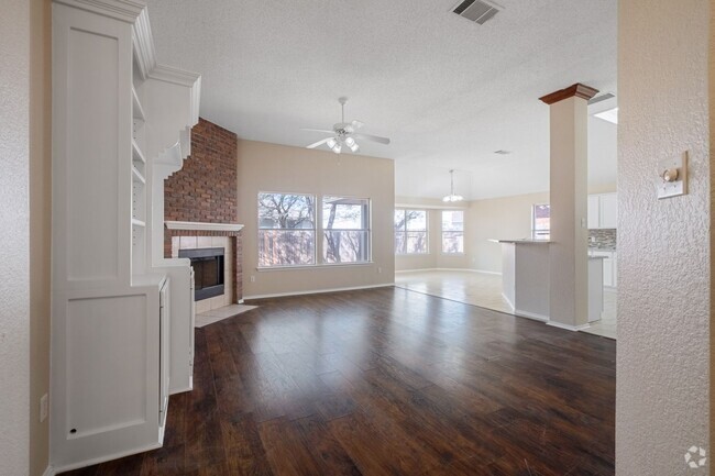 Building Photo - Spacious 4 Bedroom, 2 Bath, 1-Story Home i...