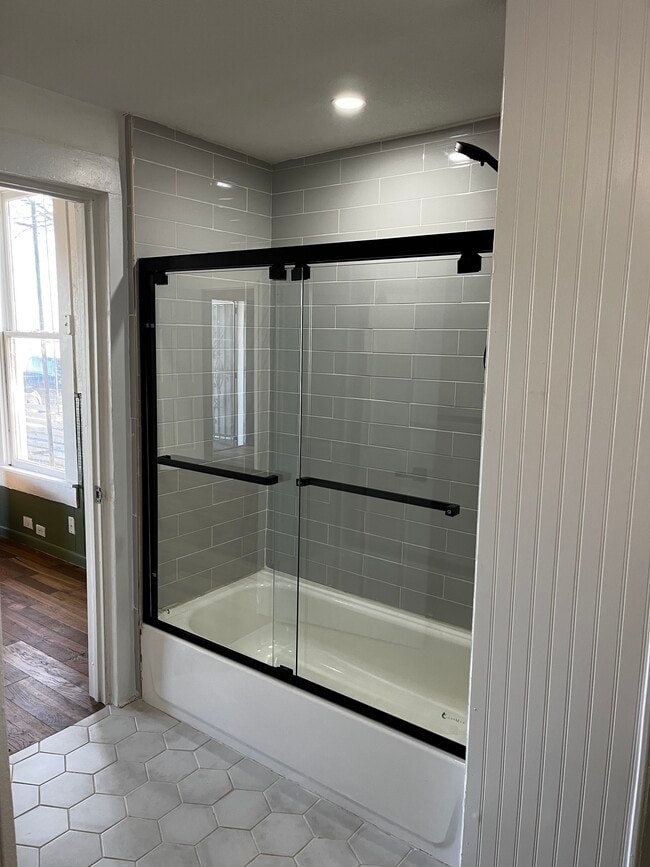 Shower - 628 Sherman Unit 2