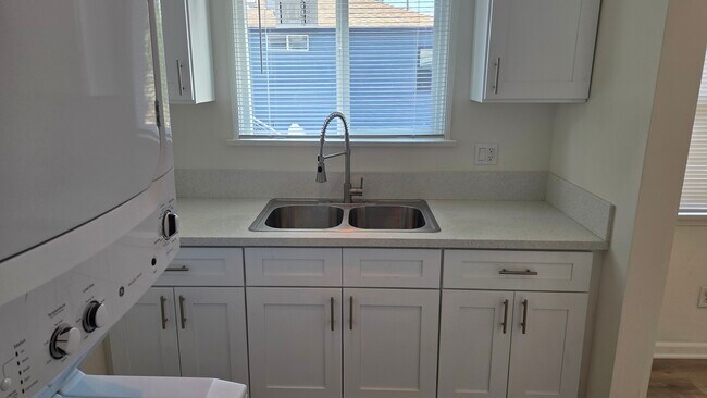 4135 W Toluca Lake Ave Unit 4135 1-2