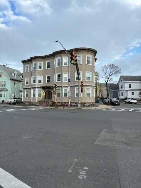 Building Photo - 180 Lewis St Unit 2