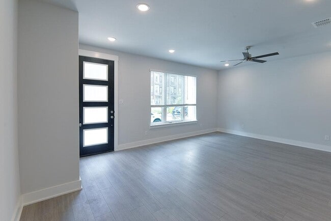 Photo - 817 Crystal Oak Ln