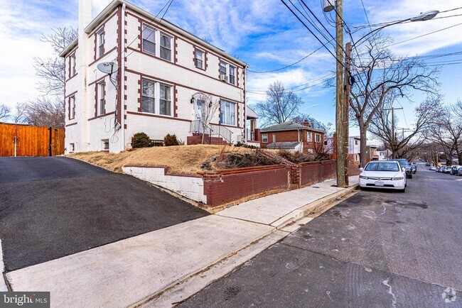 Building Photo - 4500 Clay St NE Rental