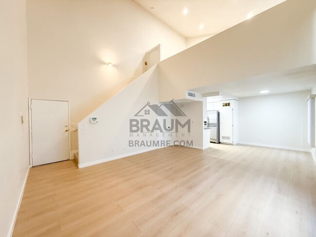 Building Photo - 5245 Riverton Ave Unit 205