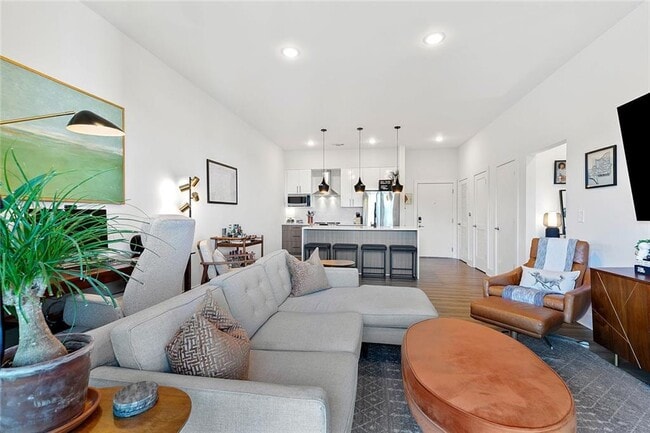 Building Photo - 112 Rogers St NE Unit 410