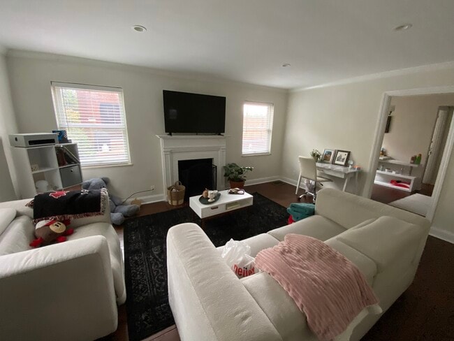 Living Room w. Fireplace Hardwood Fl - 2023 Edgecliff Pt Unidad 1