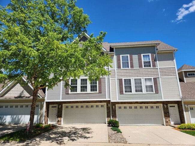 Building Photo - Spacious 2-Bedroom Urbandale Townhome with 2-Car Garage