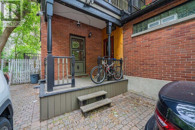Photo - 220 Lyon St. N