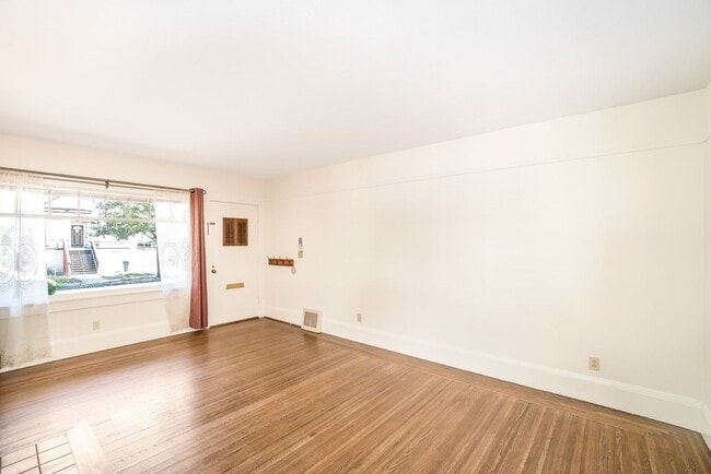 Photo - 1537 Court St