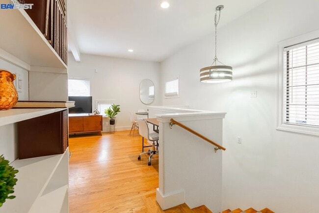 Building Photo - 541 33rd St Unit B
