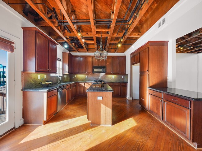 Photo - 907 Hartman St