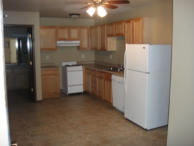 Kitchen - 206 Broadway St Unit C