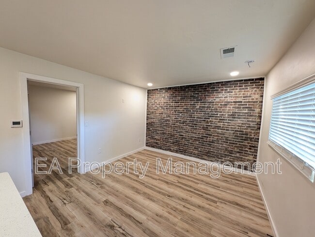 Photo - 810 13th St NW