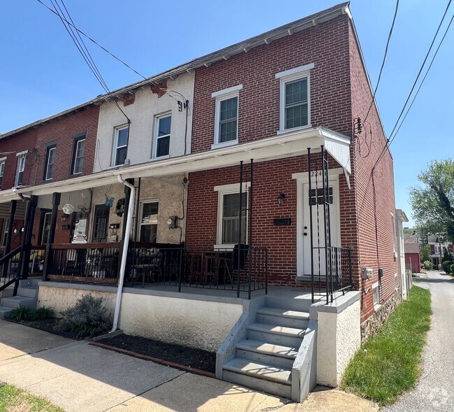 Building Photo - Beautifully renovated townhome in West Che...