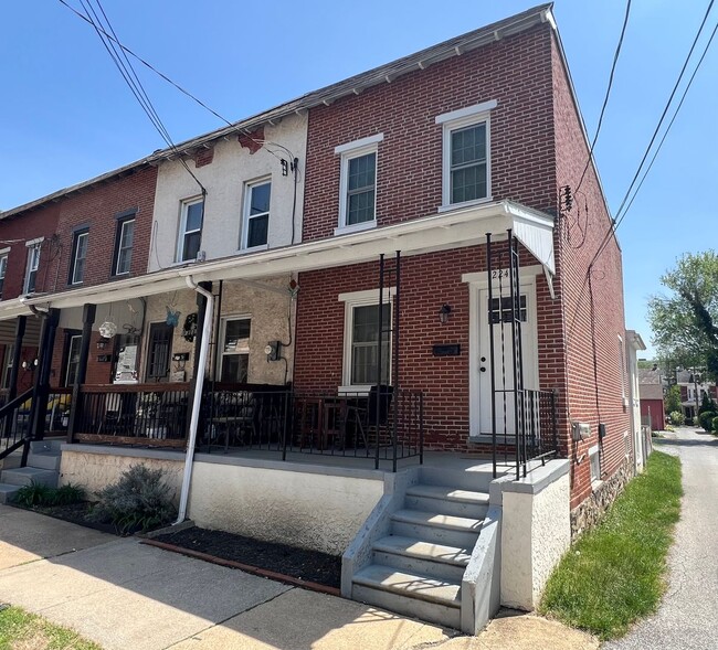 Beautifully renovated townhome in West Che... - Beautifully renovated townhome in West Che...
