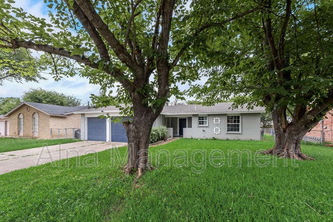 Photo - 1406 Willowbrook St House