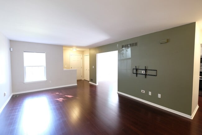 living room, entry way - 1252 17th St