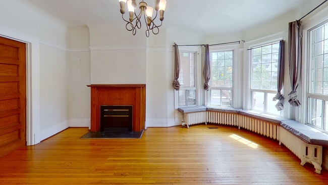 Building Photo - 157 Spadina Rd Unit 2