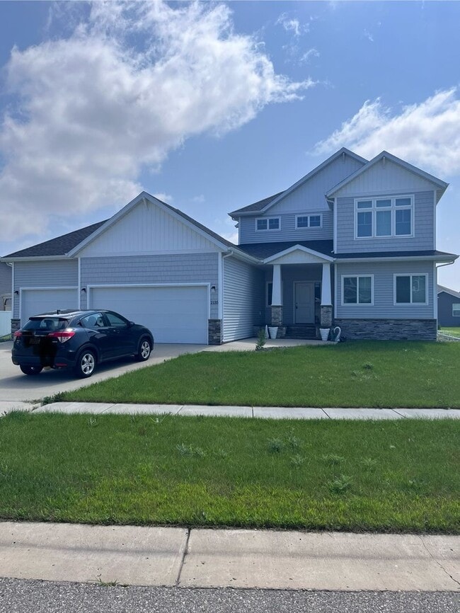 Building Photo - Fantastic 6 Bedroom Two Story Home