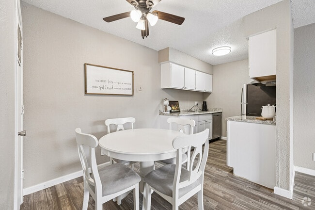 1BR, 1BA - 725SF - Dining Area