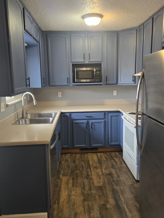 Photo - 807 Hutchinson Dr