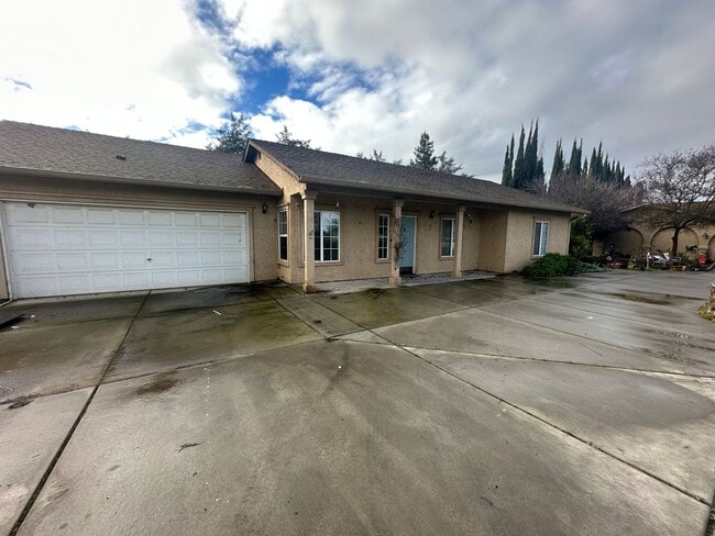 Building Photo - 2351 N Buhach Rd
