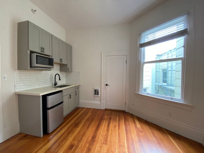 Building Photo - 1878 Market St Unit 204