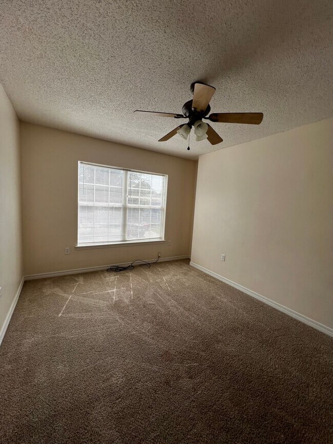 Photo - 202 Johnson Ct