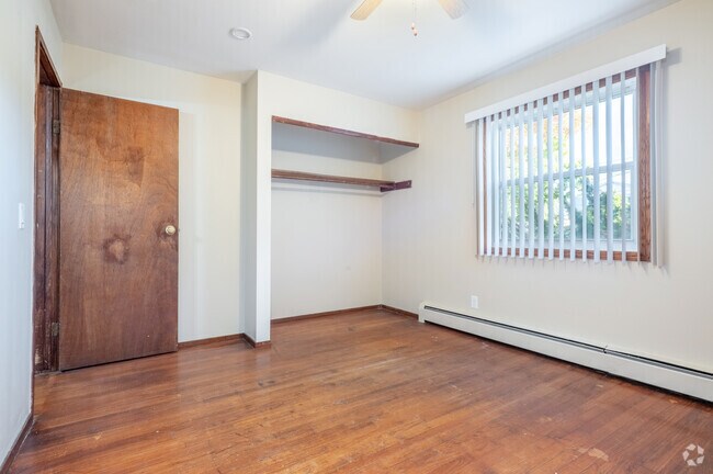 3BR, 1BA - 950SF - Bedroom