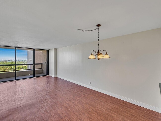 Photo - 2555 Collins Ave Unidad 1604