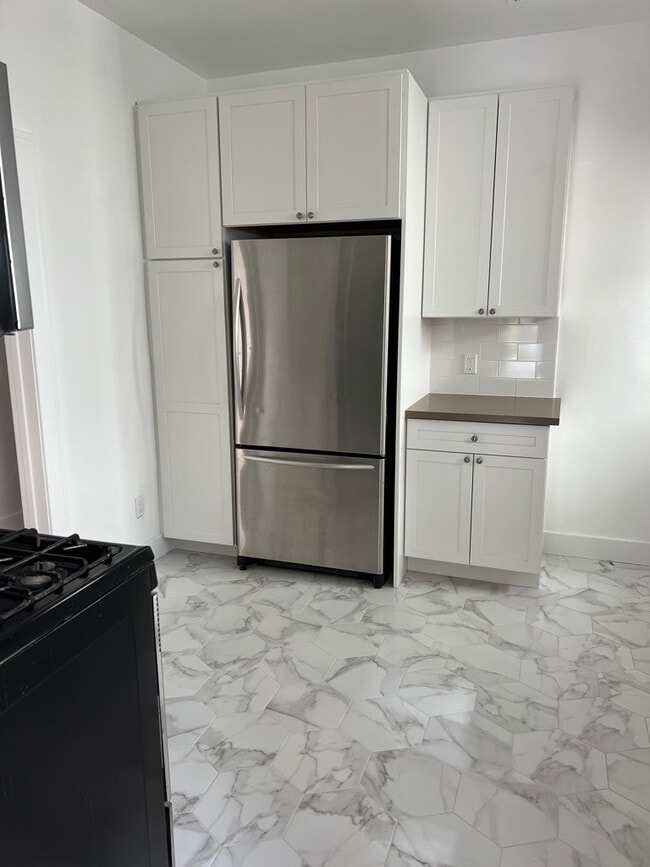Kitchen - 1283 S Highland Ave Unit 1283