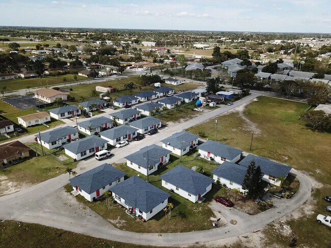 3 Bedroom 2 Bathroom Home With Private Fen... - 3 Bedroom 2 Bathroom Home With Private Fen...