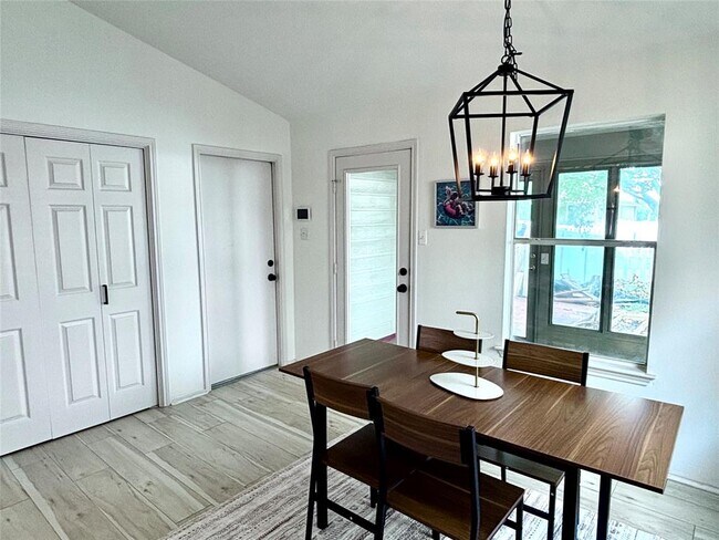 Building Photo - 208 Gila Cliff Dr