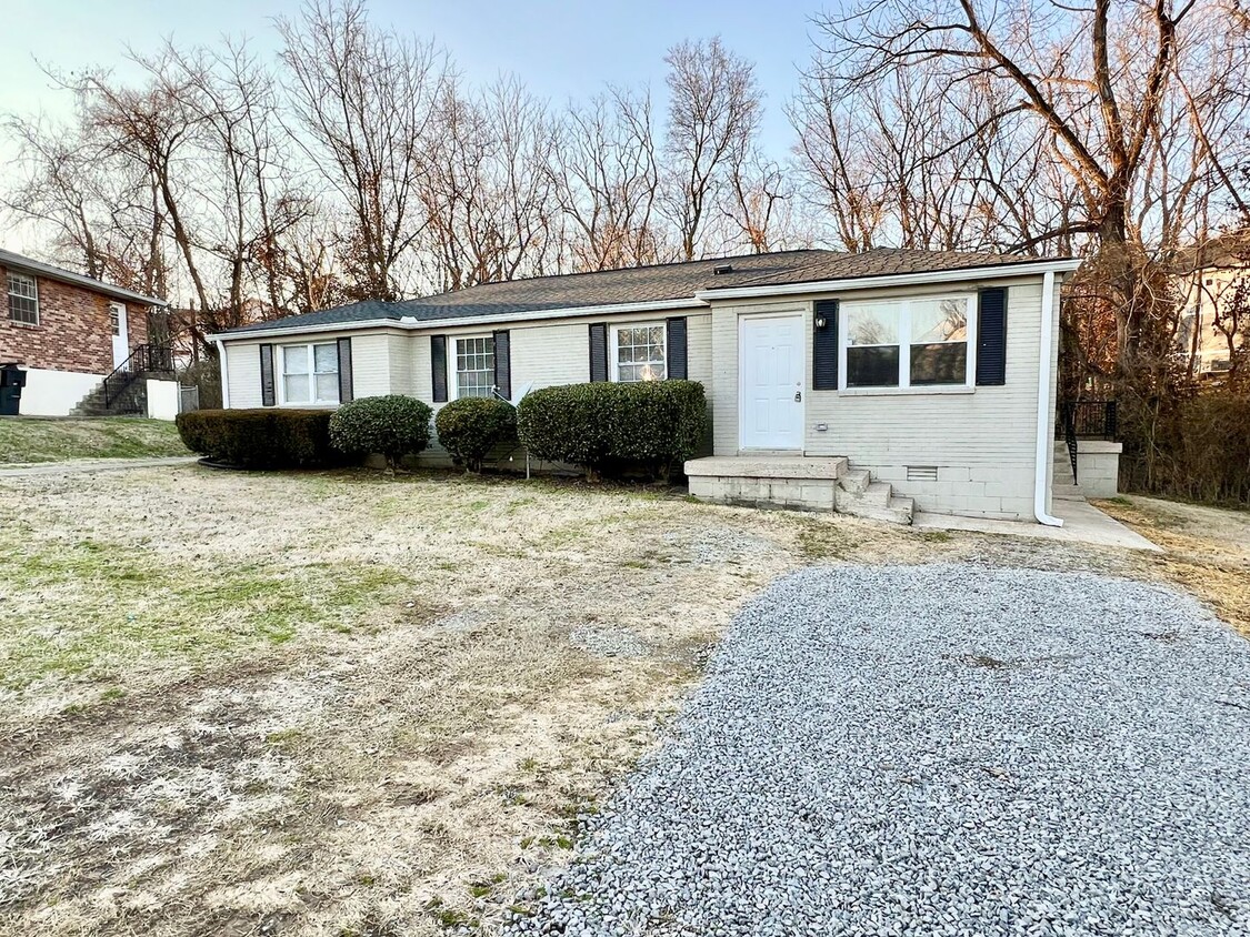 3 Bed 2 Bath House w/ Fenced Yard $1850 - 3 Bed 2 Bath House w/ Fenced Yard $1850