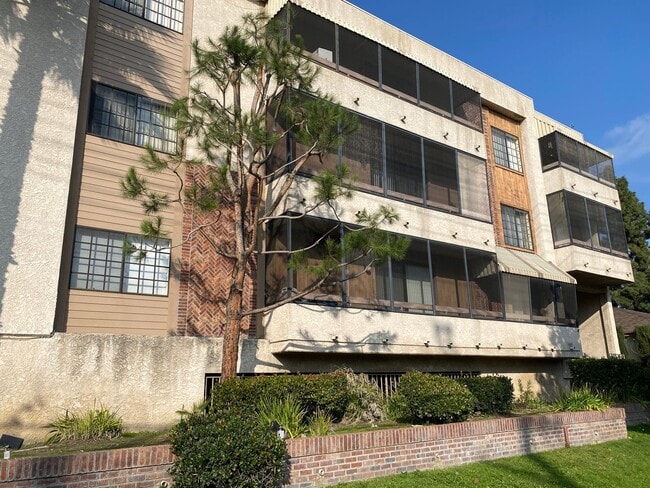 Building Photo - Quiet Building, Prime Location Unit 301