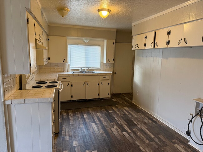 Photo - 606 Center St W