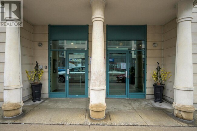 Photo - 1863 Queen St E Unité 406