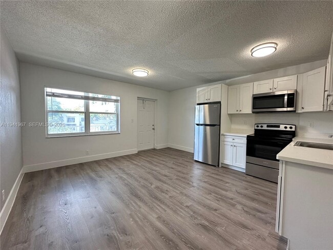 Building Photo - 3660 NE 11th Ave Unit 6