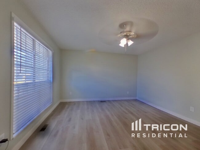 Photo - 2935 Clarendon Dr