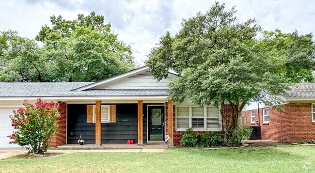 Building Photo - 3/2/2 with lots of updates! Rental