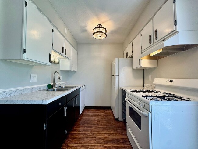 Building Photo - 804-810 Powell Ave Unit 806