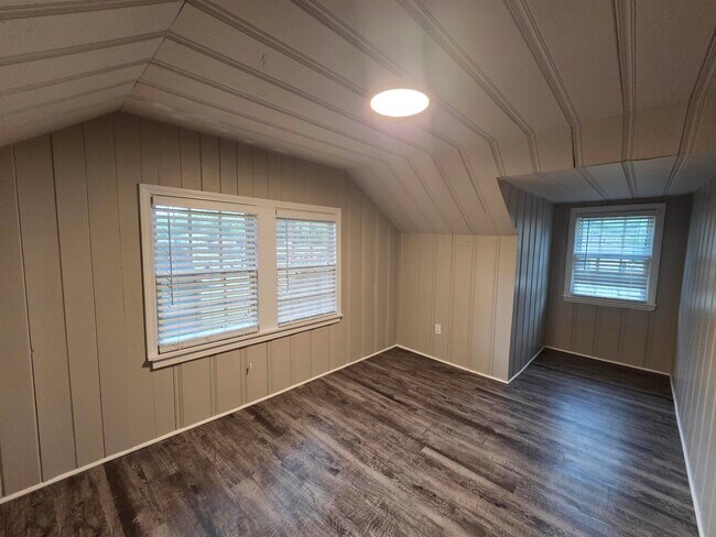 Photo - 983 Brower St