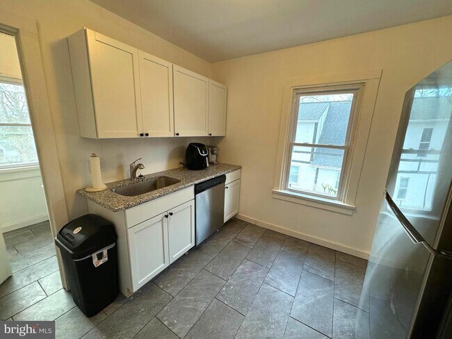 Photo - 102 Montgomery Ave Unidad A