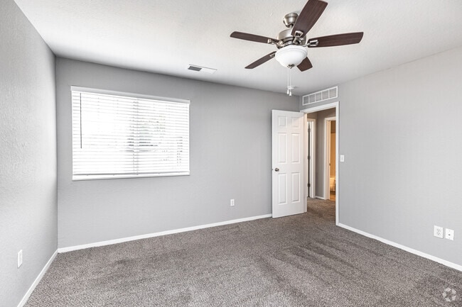 2BR, 2BA - 1040SF