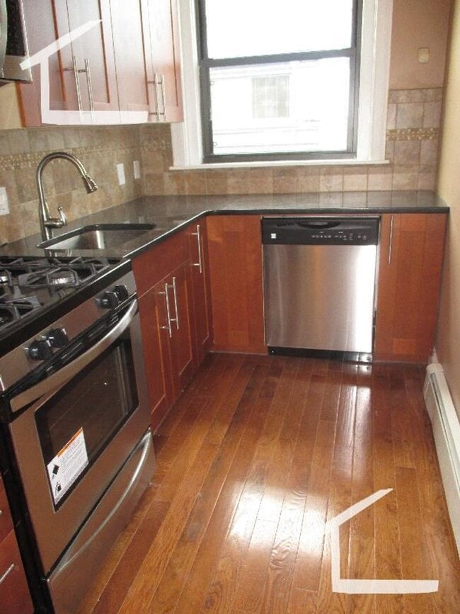 Nicely renovated 4 bed near the Green Line... - Nicely renovated 4 bed near the Green Line... House