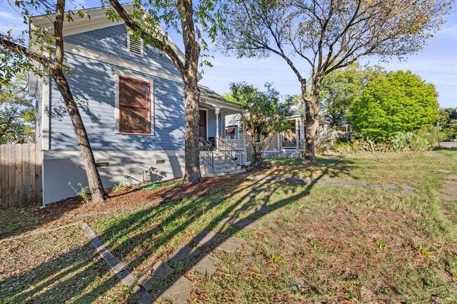 Photo - 902 E 14th St