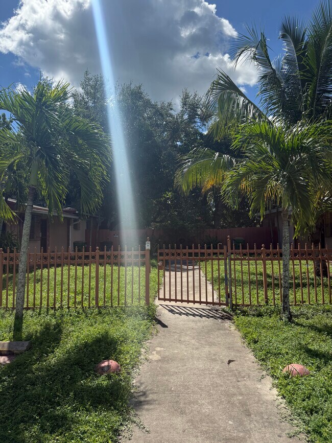 Entrada - 670 NE 132nd St Unidad Beautiful 1-bed Apartment
