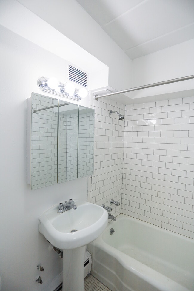 Photo - 7300 N Ridge Blvd Unit #204